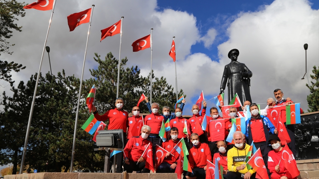 Yürüyüş sonrası gazetecilere açıklamalarda bulunan Gençlik Hizmetleri ve Spor İl Müdürü Fuat Taşkesenligil, Azerbaycan`ın haklı davasına destek vermek için bir araya geldiklerini söyledi.