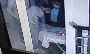 Düğünde sahte altını bırakıp gerçeğini aldı