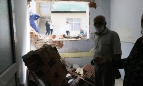 İzmir'de belediye otobüsü evlere çarptı: 6 yaralı