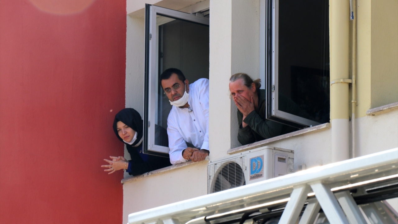 Düzce Belediyesine bağlı itfaiye ekipleri, merdivenli araç yardımıyla, gazdan etkilenen idari personeli camdan tahliye etti.