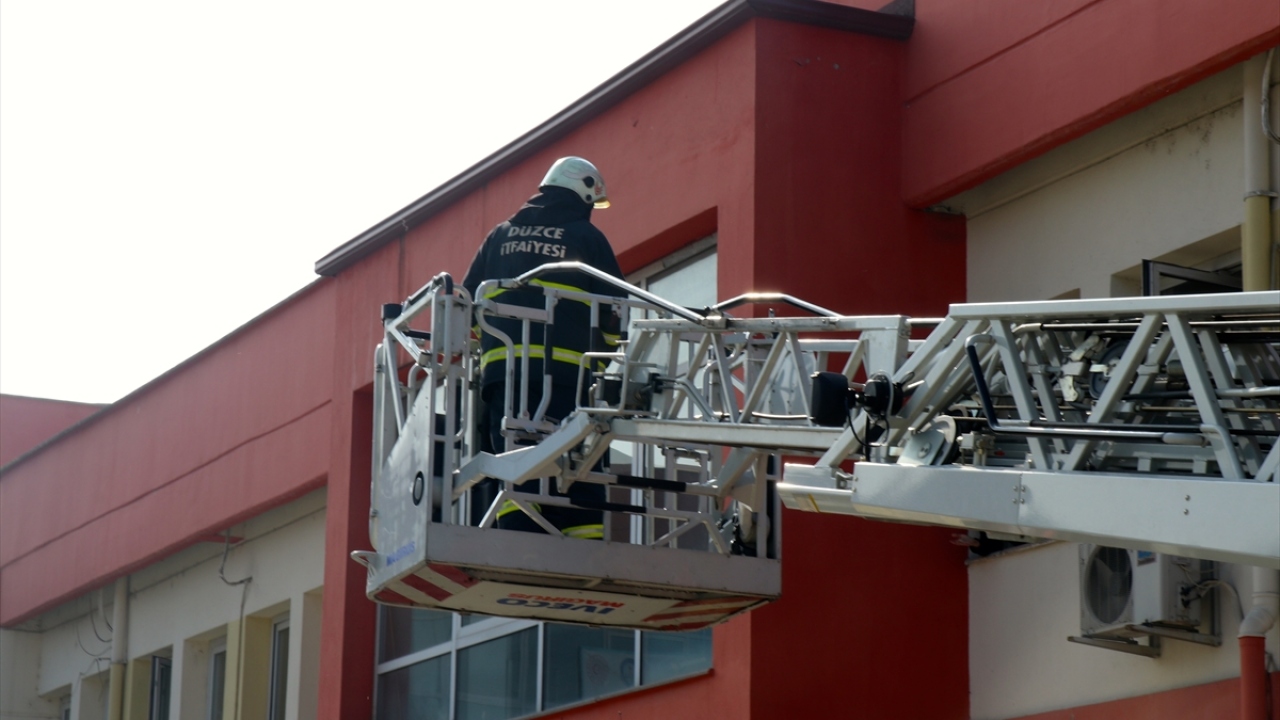 Biber gazının makam katındaki odalara yayılmasıyla bazı idari personel gazdan etkilendi. Olay yerine çok sayıda itfaiye ve sağlık ekibi sevk edildi.