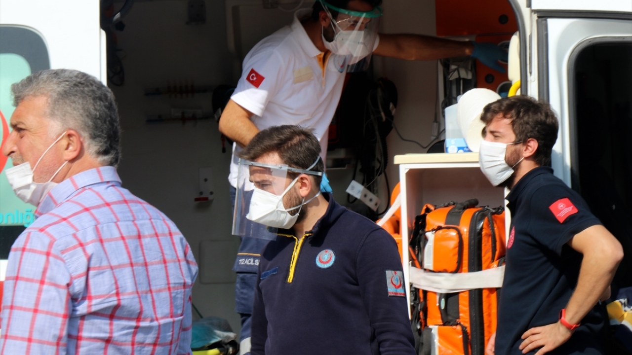 Sağlık ekiplerince gazdan etkilenenlere ambulansta müdahale ediliyor. 
