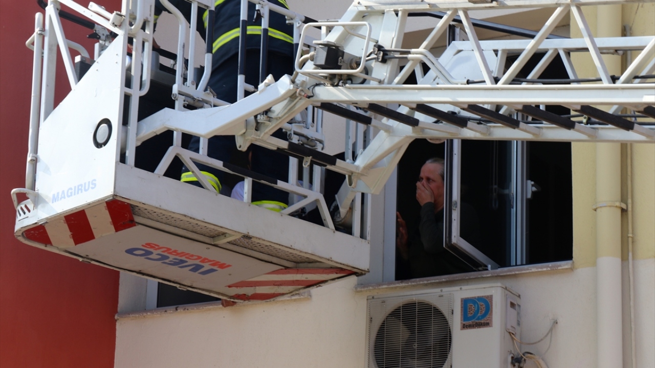 Öte yandan, Vali Cevdet Atay`ın makamında olmadığı, vali yardımcılarının ise kendi imkanlarıyla binadan çıktığı öğrenildi.