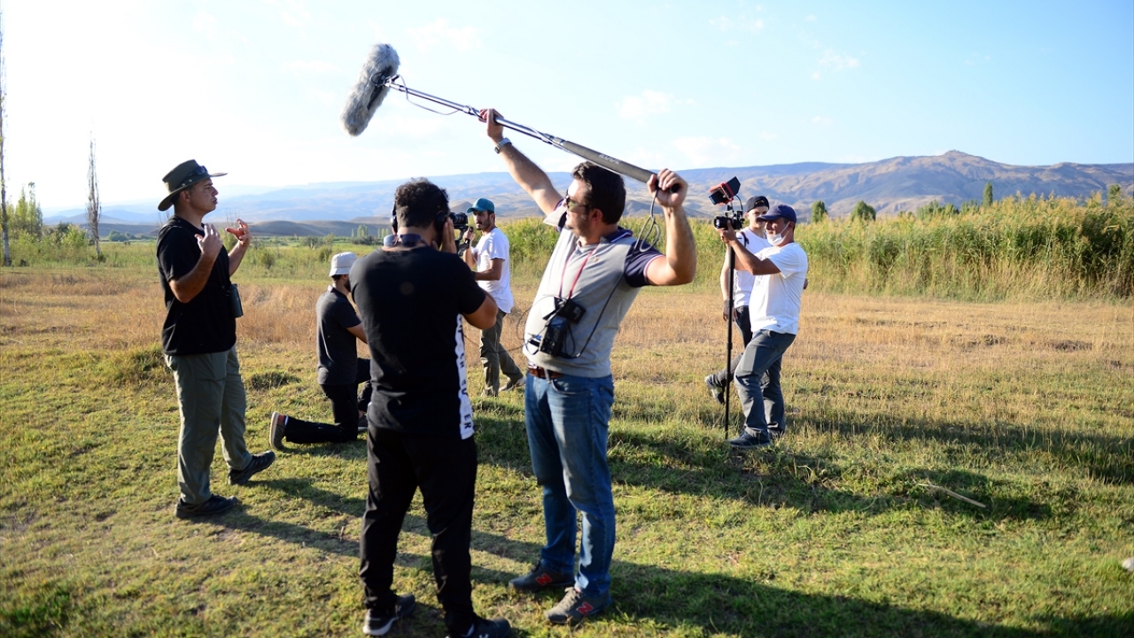 Su maymunlarının hayatını belgesel yapmak için milli parka gelen TRT ve Kuzeydoğa ekibi, parkta yaşayan su maymunlarının, beslenmesinden günlük yaşantısına kadar birçok davranışını görüntülüyor. 