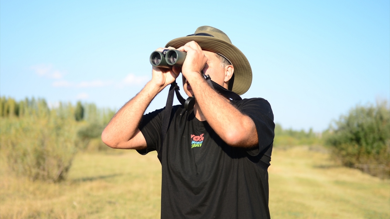 Prof. Dr. Çağan Şekercioğlu, yaptığı açıklamada, TRT Belgesel çekim ekibi ile Iğdır`a geldiklerini ve su maymunları ile ilgili belgesel çektiklerini söyledi. 