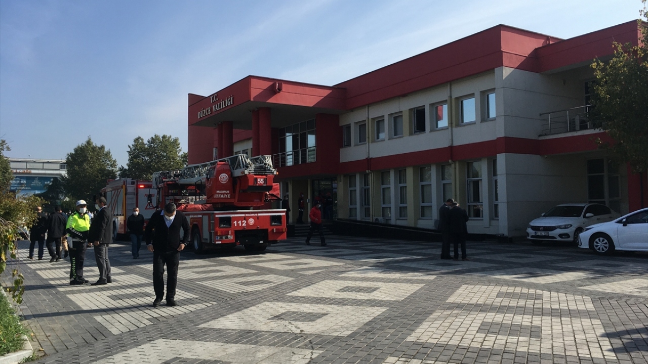 Valilik protokol girişindeki güvenlik noktasında, bir polis memurunun biber gazı, henüz belirlenemeyen nedenle patladı.