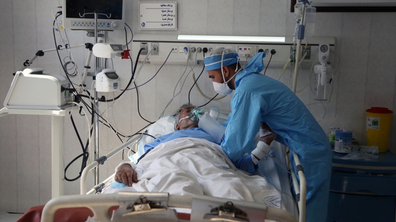 İran`da, özellikle de başkent Tahran`da Covid-19 hastalarına tahsis edilen hastanelerde kapasite tamamen doldu, bu yüzden yeni teşhis konulan hastalar evlerinde tedavi ediliyor.