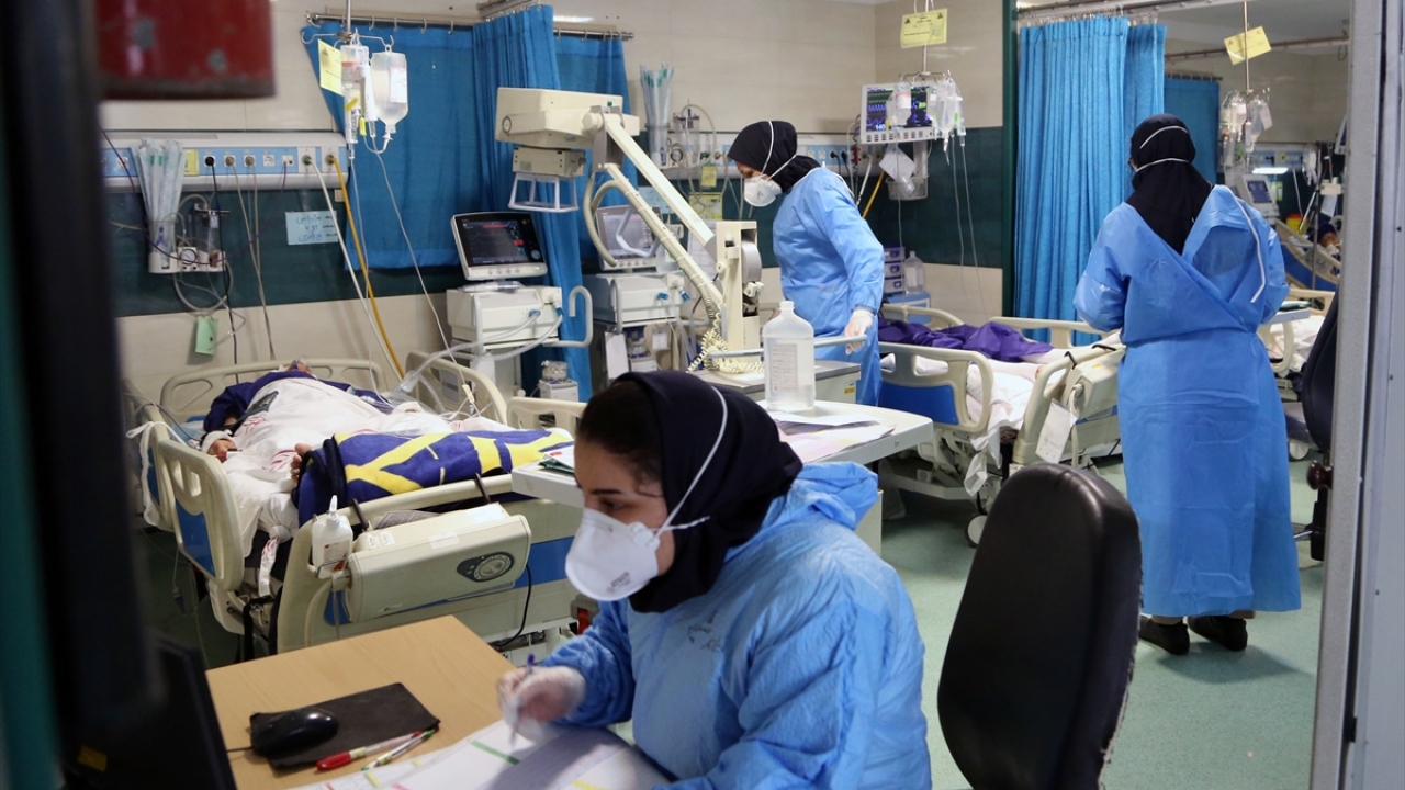 AA ekibi, Tahran`daki Hazreti Resul-i Ekrem Hastanesi`nde tedavi gören Covid-19 hastalarını ve onların iyileşmesi için büyük çaba gösteren sağlık çalışanlarını görüntüledi.