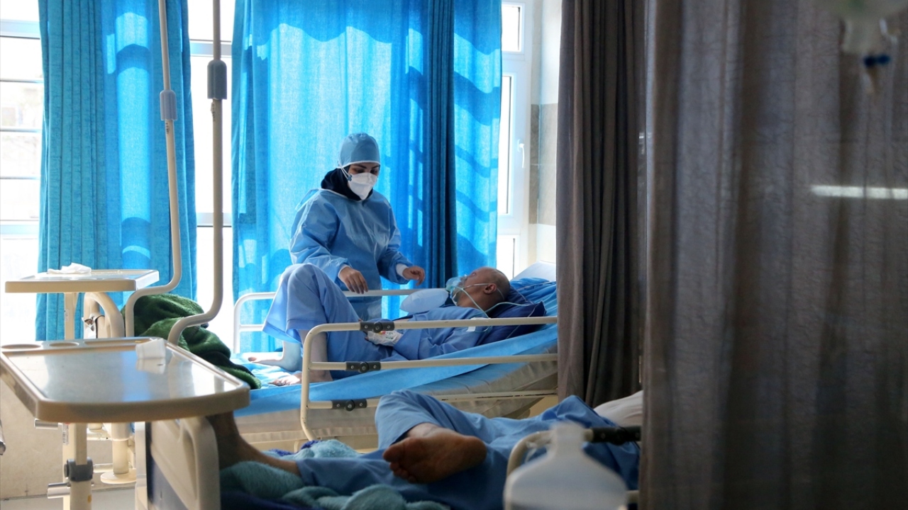 Covid-19`un kendilerine bulaşmasını önlemek için titizlikle hareket eden hastane personeli, tulum, önlük, maske ve siperlikle koruyucu tedbirleri alıyor. 