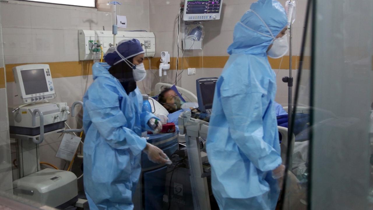 Covid-19 hastalarını tedavi ederken virüse yakalandı