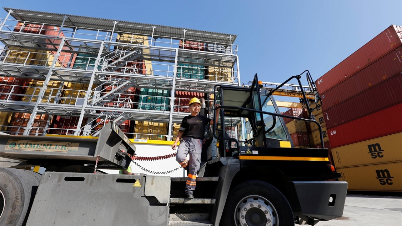 Evli ve bir çocuk annesi 32 yaşındaki Çevik, aile bütçesine katkı sağlamak amacıyla çalışmaya karar verdi.