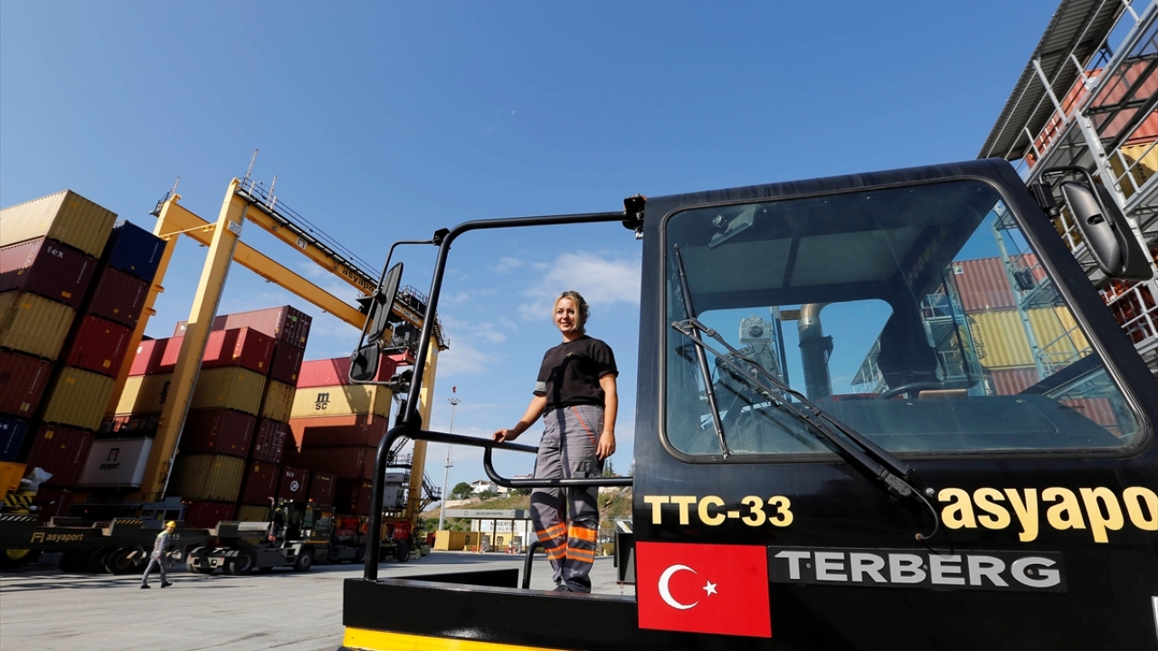 Bir yakınının tavsiyesiyle Asyaport Limanı`na başvuran Çevik, aldığı eğitimlerin ardından konteyner taşımak için tasarlanmış, uzun kasalı araç TTC`nin operatörü oldu.