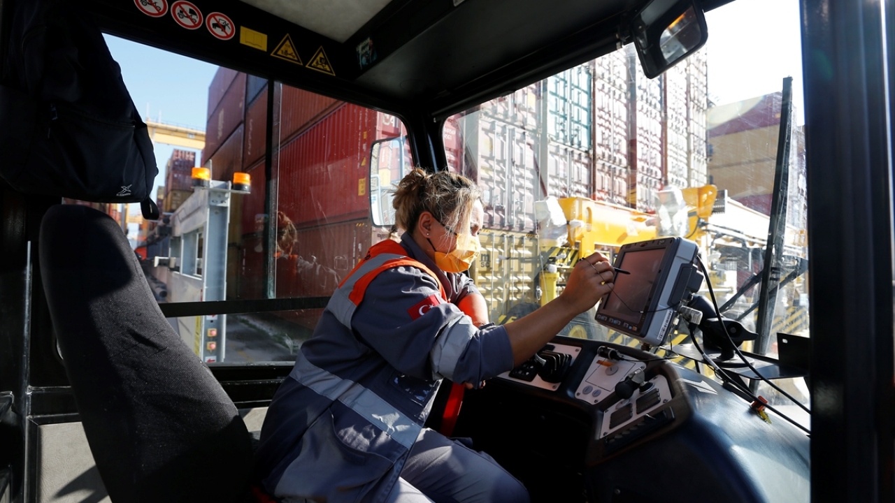 Önceleri zorlansa da kısa zamanda kullandığı araca hakimiyetiyle liman çalışanlarının da takdirini kazanan Elif Çevik, mesai günleri araca gelen iş emrine göre hareket ediyor.