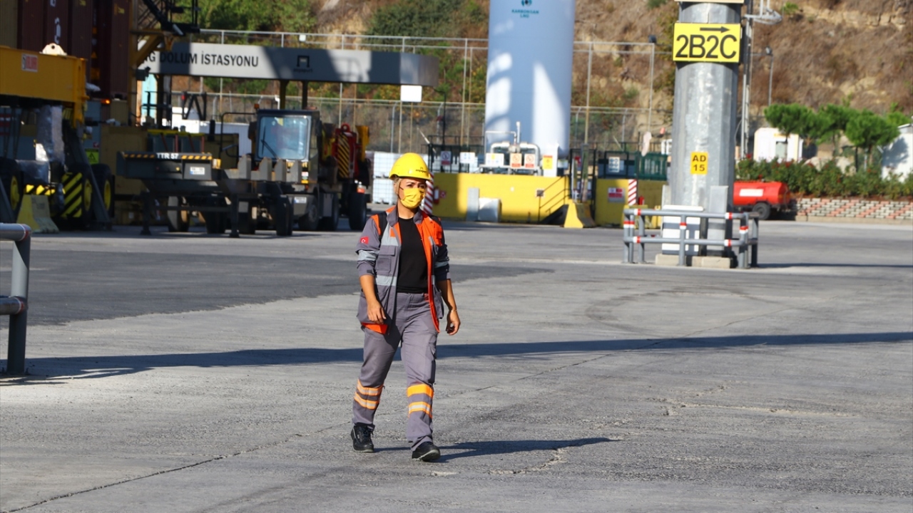 Çevik, vinç yardımıyla TTC`ye yüklenen konteynerleri limanda istenilen noktaya ulaştırıyor. 