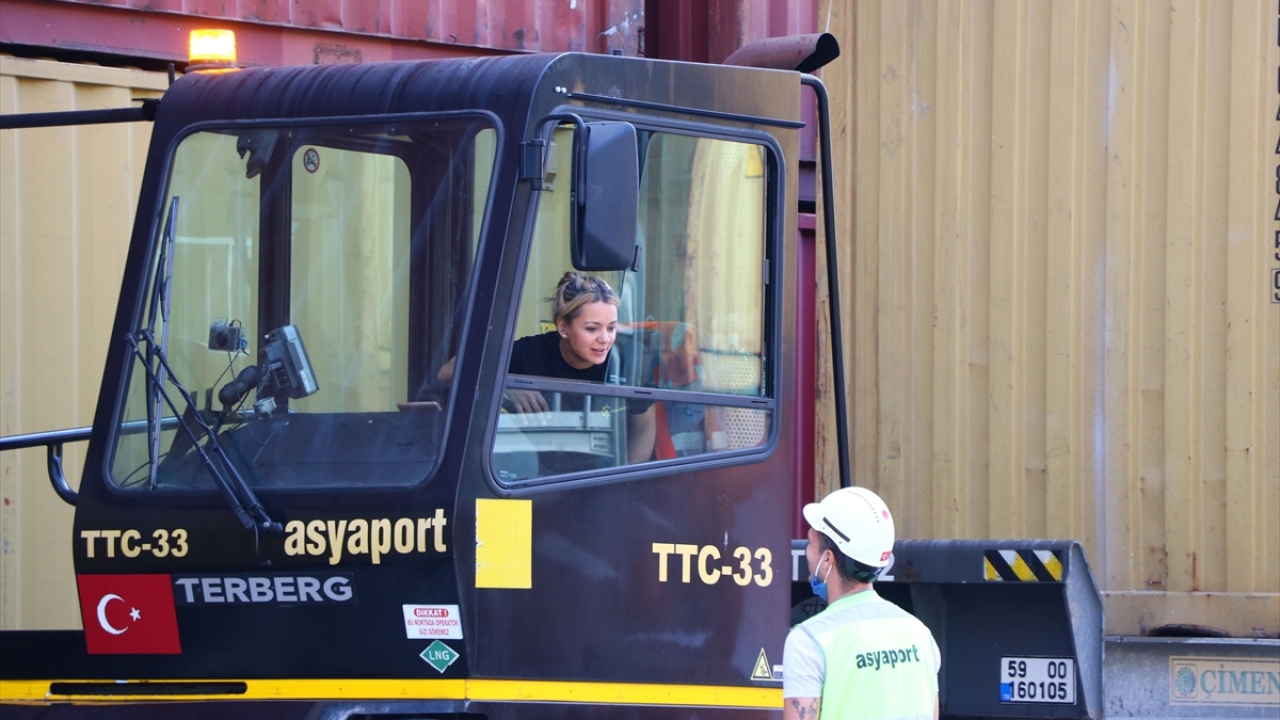 Erkeklerin yaptığı zorlu işinde başarıyı yakalayan kadın operatör Çevik, çevresindeki kadınlara da örnek oluyor.