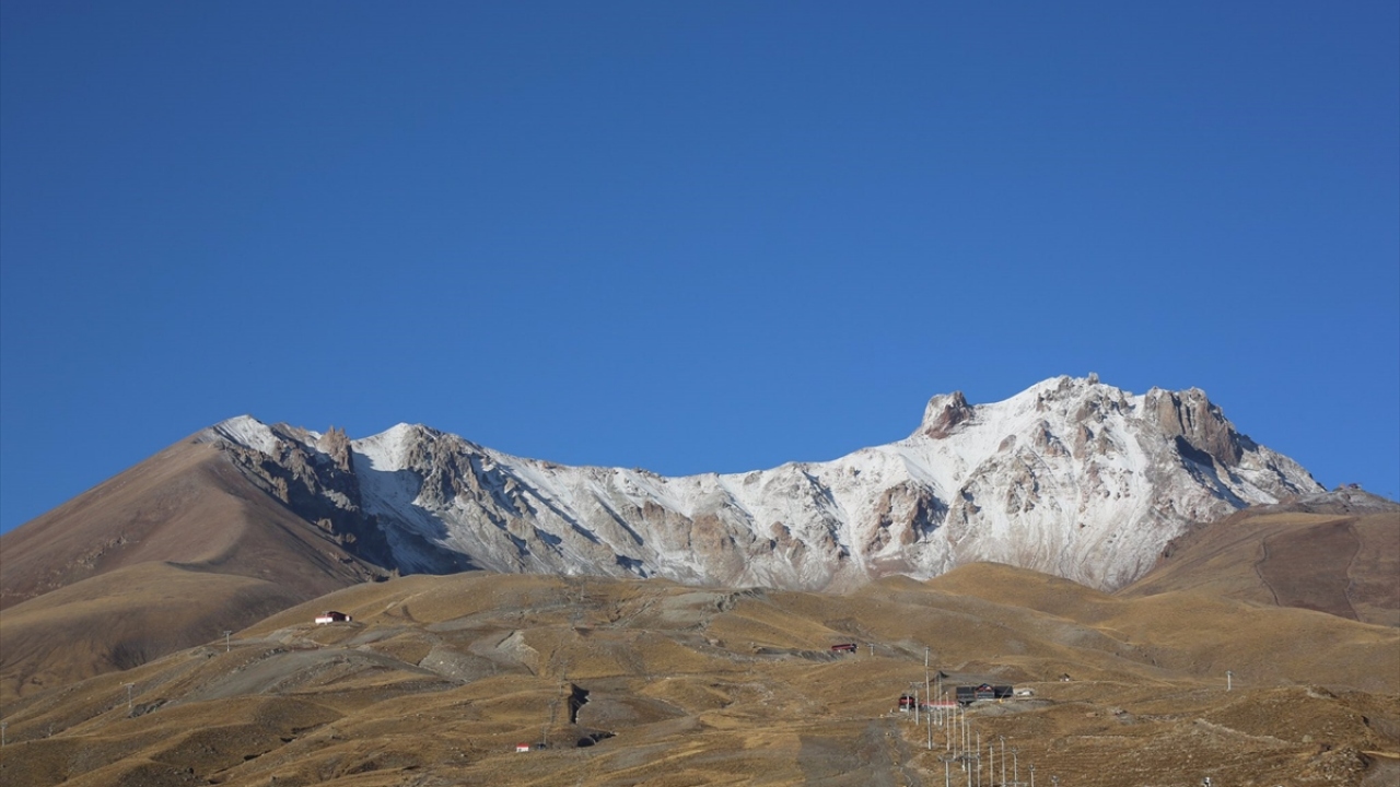 Alınan bilgiye göre, 3 bin 916 metre yükseklikteki Erciyes Dağı`nın yüksek kesimlerinde gece saatlerinde kar yağışı etkili oldu.
