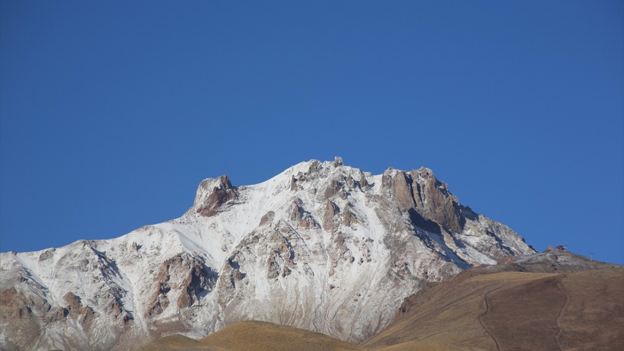 Kayseri kent merkezinde de gece 6 dereceye kadar düşen hava sıcaklığı, gündüz 24 derece ölçüldü.