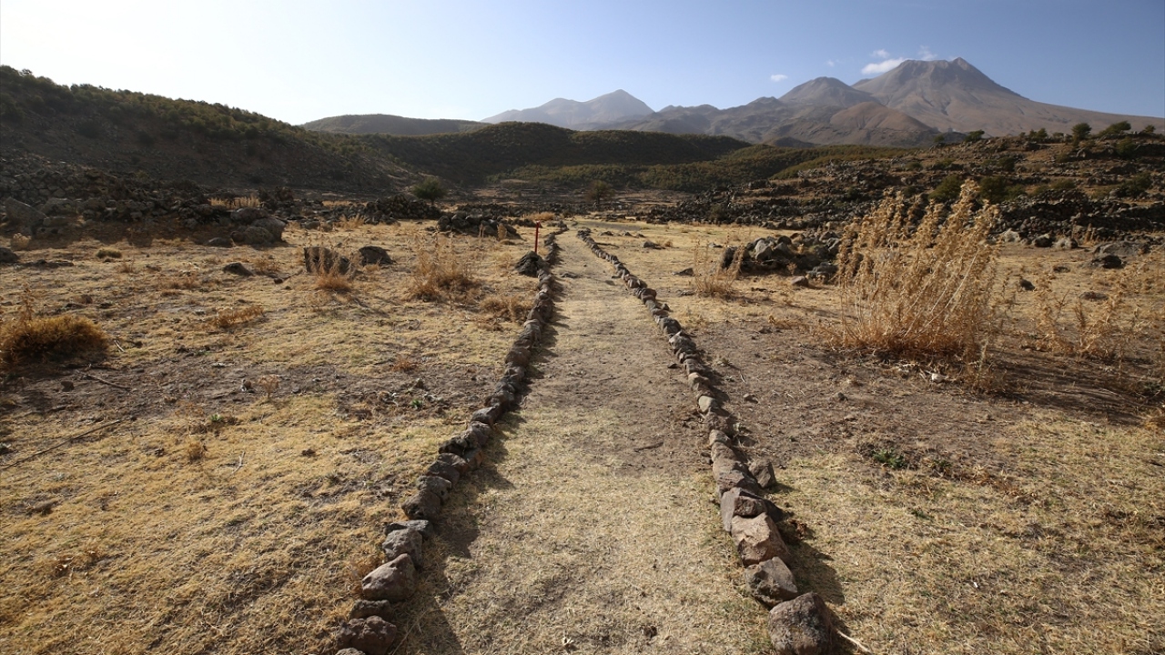 Aksaray Valisi Hamza Aydoğdu, Aksaray Üniversitesi Rektörü Prof. Dr. Yusuf Şahin, İl Kültür ve Turizm Müdürü Mustafa Doğan, Nora Antik Kenti`nde incelemelerde bulundu. Heyet, Doç. Dr. Uyar`dan bilgi aldı.