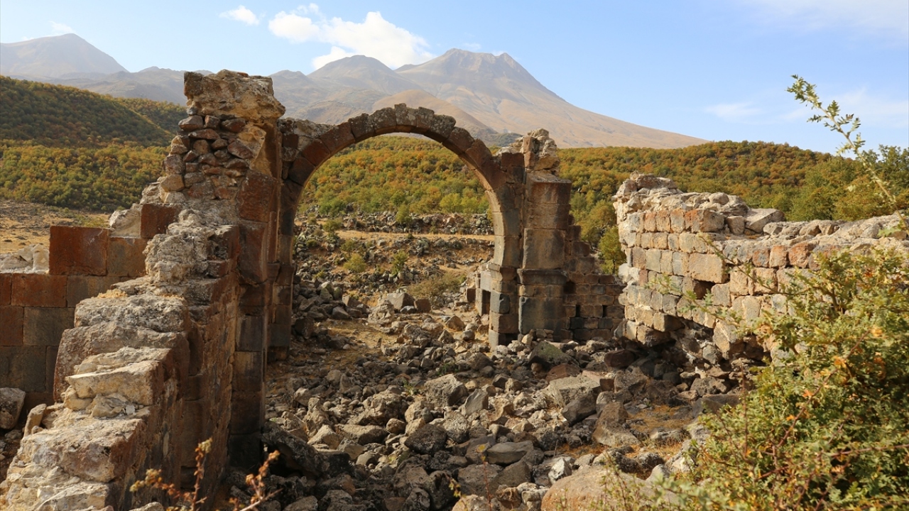 Vali Aydoğdu, gazetecilere yaptığı açıklamada, Hasandağı eteklerinde kurulan antik kentin, yapılacak arkeolojik kazıların ardından turizme açılması için girişimlerde bulunduklarını söyledi.