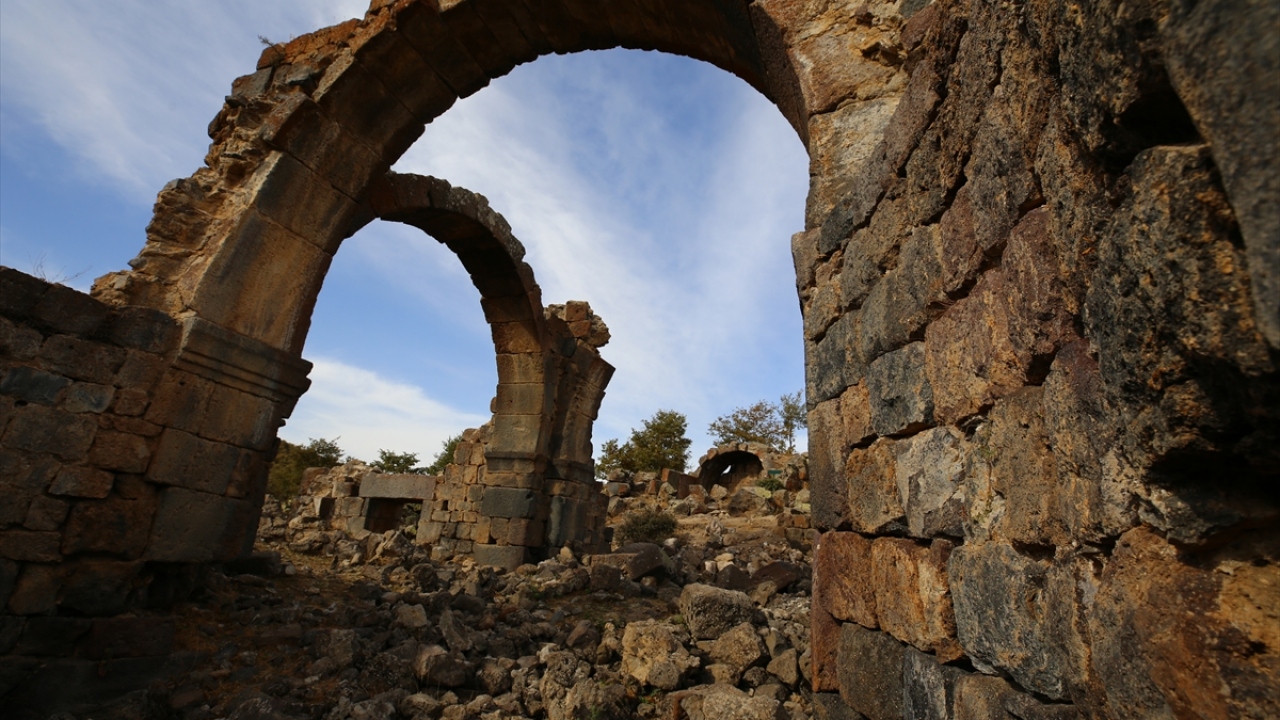Bölgede 1990 yılında Alman bir ekip tarafından inceleme yapıldığını anlatan Uyar, 30 yıl sonra antik kentte yeniden çalışma başlatıldığını bildirdi.