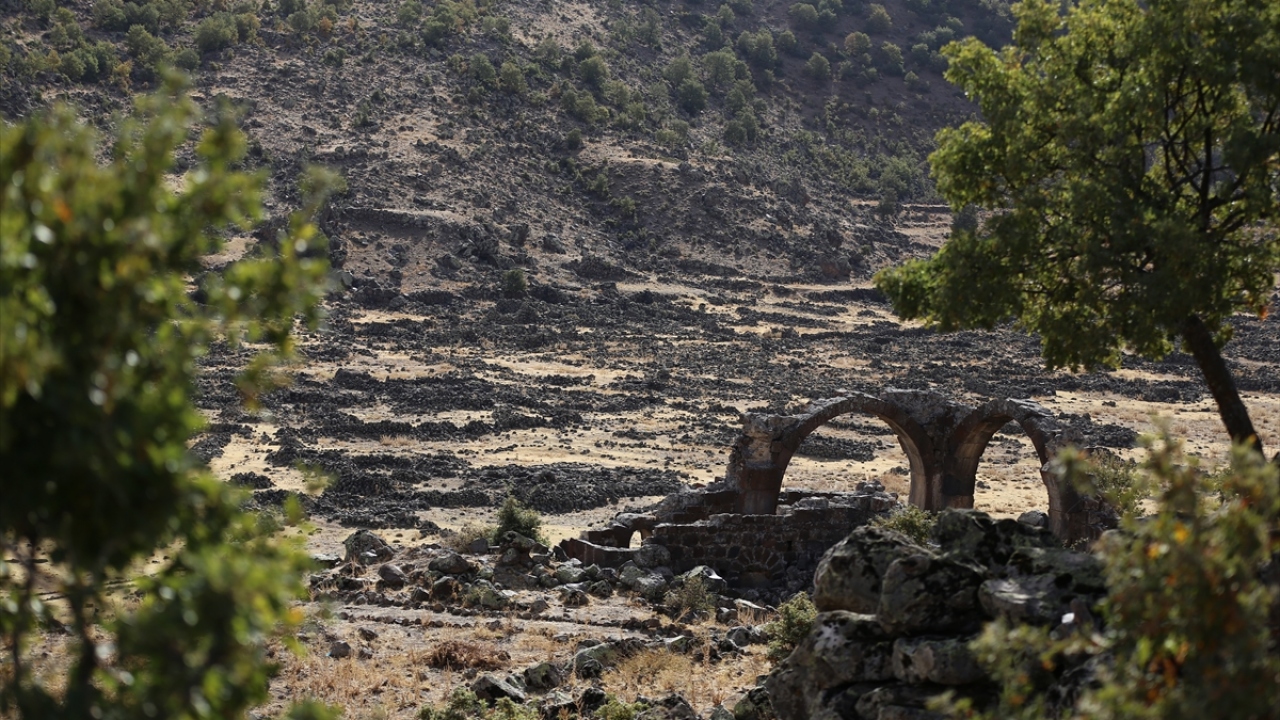 "Yıkıntı halinde olanlarla birlikte 32 kilise yapısı, 20 sarnıç tespit edildi"
