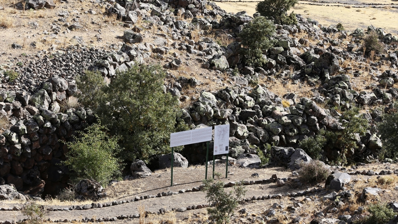 Mimarileri esas alınarak incelenen kiliselerin yaklaşık 6. yüzyılın ortası ile erken 7. yüzyıl arasında inşa edildiğini ifade eden Uyar, bu yapıların Bizans mimarisinin ortak dönemsel karakterlerinden bazılarını yansıttığını aktardı.