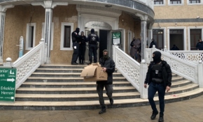 Almanya'da polisler camiye botla girdi