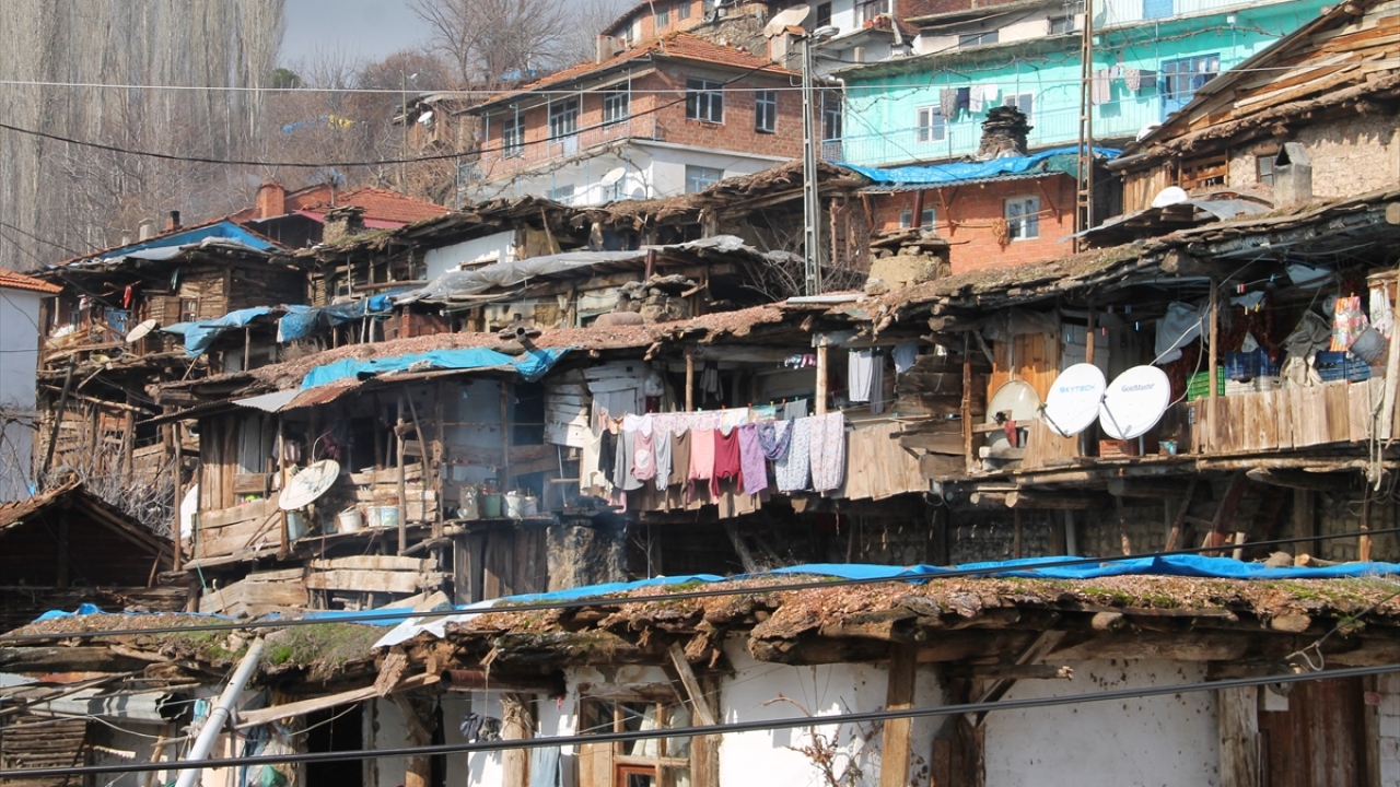 Mahallede kayalık arazideki bitişik ahşap evleri fotoğraflamak isteyenlerin ilgisi yörede yaşayanları memnun ediyor. 