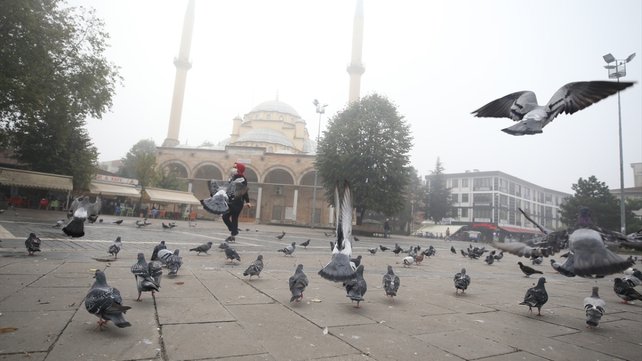 Trafik ekipleri, trafiğin yoğun olduğu noktalarda önlem alırken, sürücüleri dikkatli ilerlemeleri yönünde uyardı. 