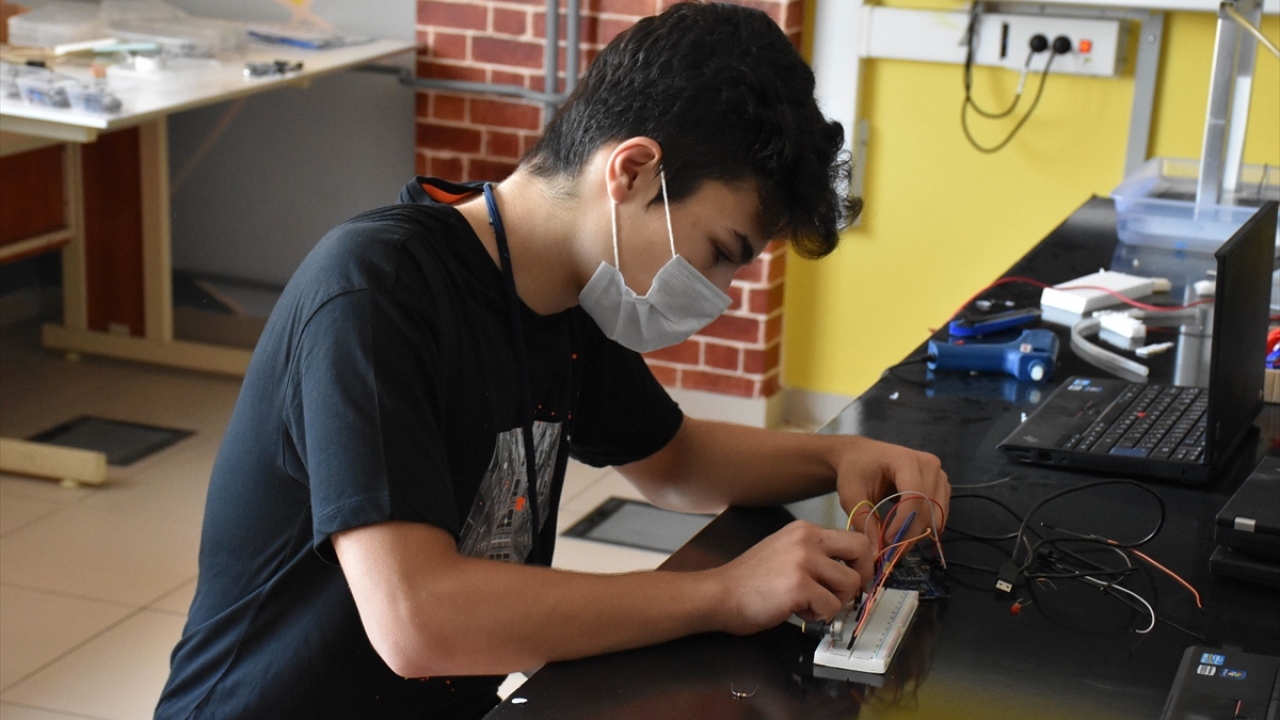 Ordu`nun Altınordu ilçesindeki Dr. M. Hilmi Güler Bilim ve Sanat Merkezi`nde, yeni tip koronavirüsle (Kovid-19) mücadele kapsamında "ateş ölçerli öğrenci kimlik kartı" tasarlandı.