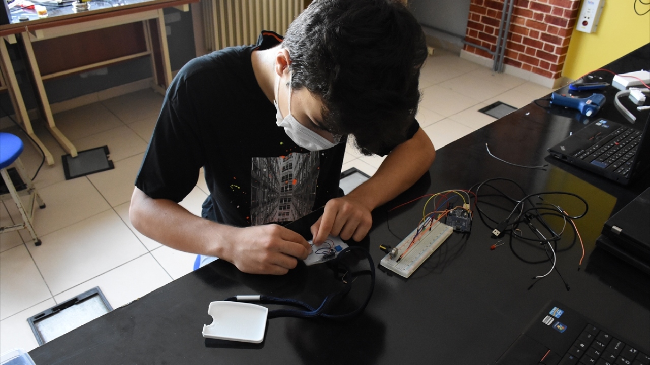 Milli Eğitim Bakanlığına bağlı Merkezde görevli öğretmen Alp Arslan, öğrencisiyle okullarda Covid-19`a karşı bir çalışma yürüttü.