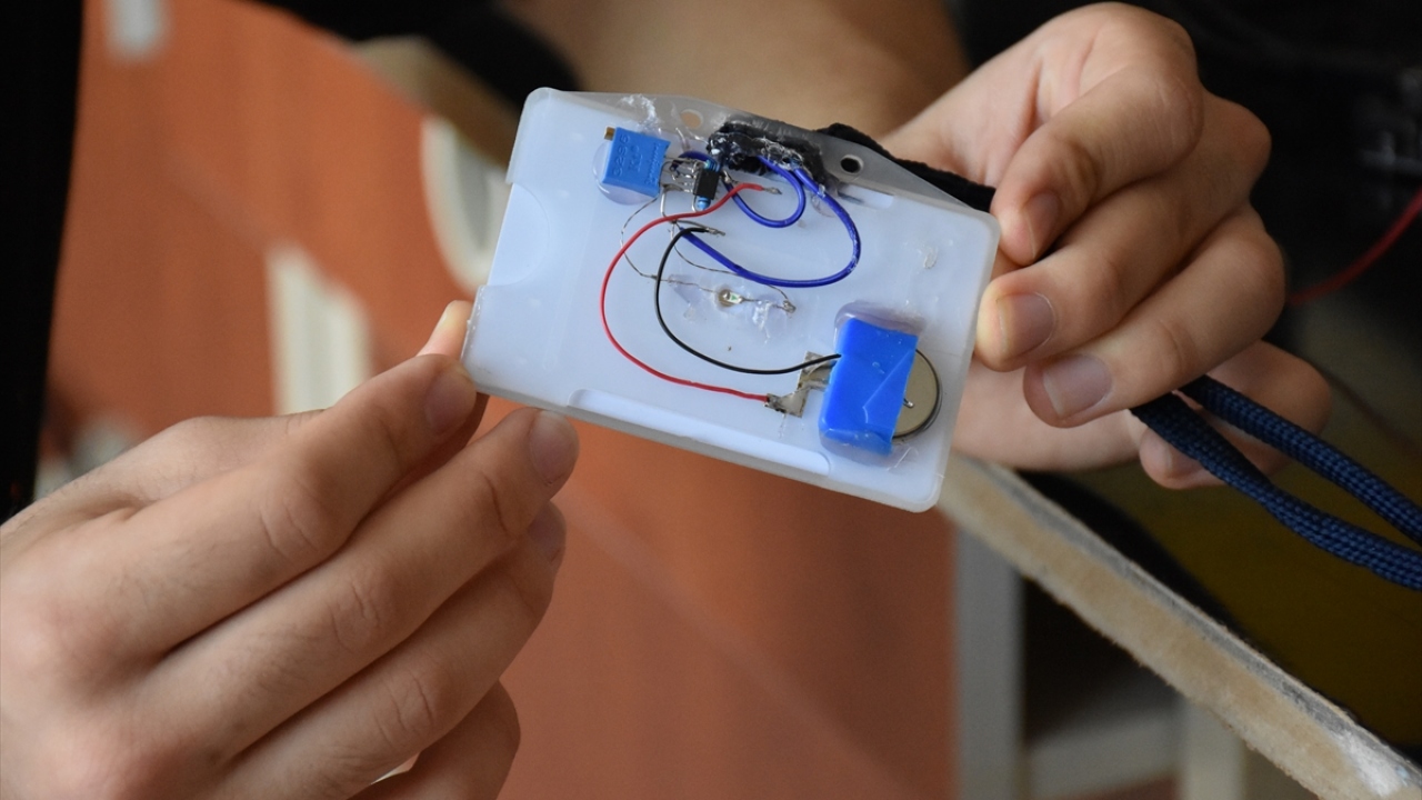 Boyna takılan bölümünde enseden ateş ölçümü yapan kart, ateşin belli seviyeye ulaşması durumunda kırmızı renkte uyarı verecek.