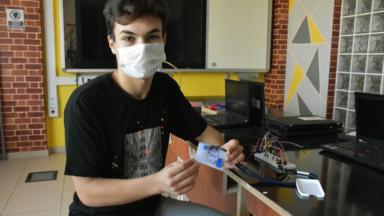 Merkez Müdürü Tuncay Kaya, öğretmen ve öğrencilerin, Kovid-19 sürecine olumlu katkılar sunmak amacıyla projeler yürüttüğünü söyledi.