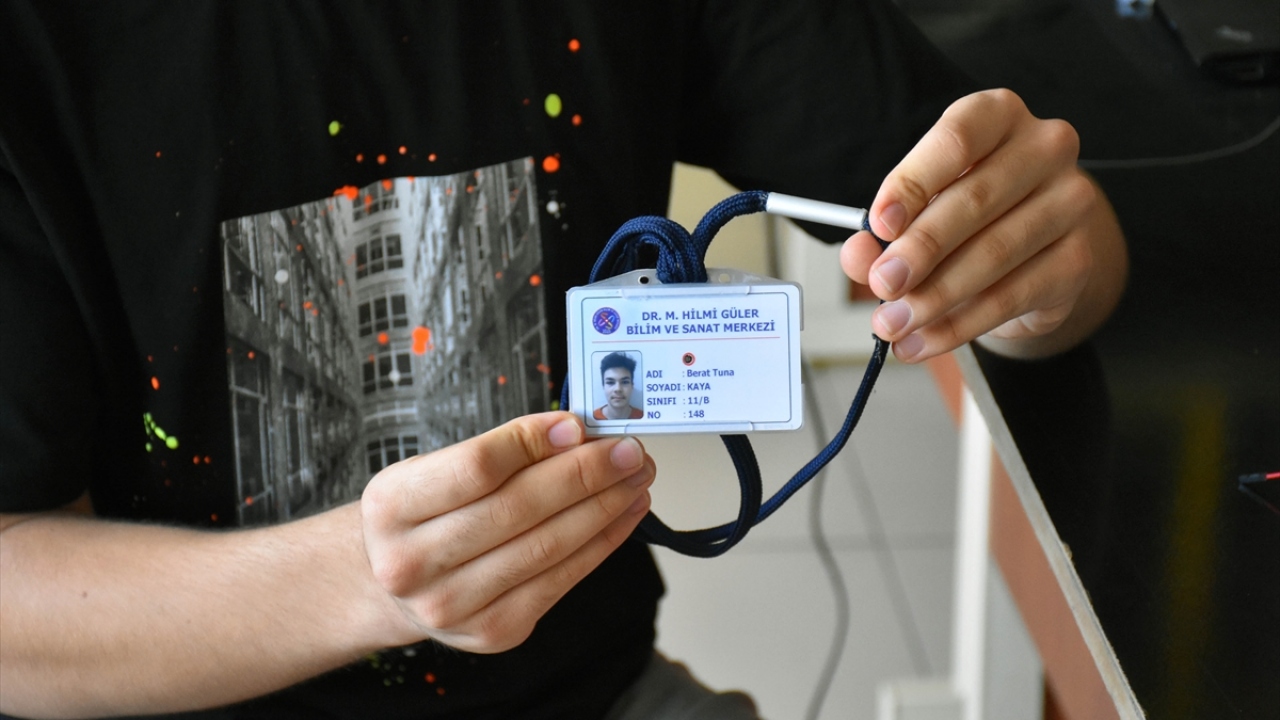 Kaya, danışman öğretmen eşliğinde "ateş ölçerli öğrenci kimlik kartı" hazırladıklarını anlatarak, şöyle konuştu: