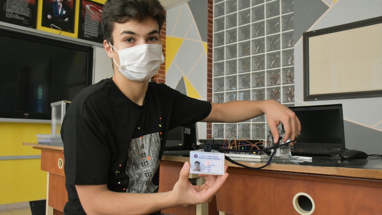 Okullarda kullanabilecek bir kart hazırlamayı amaçladıklarını dile getiren Kaya, bunun, basit gibi görünse de sosyal yönü ve işlevselliğiyle tüm okullarda yararlanılabilecek bir proje olduğuna işaret etti.