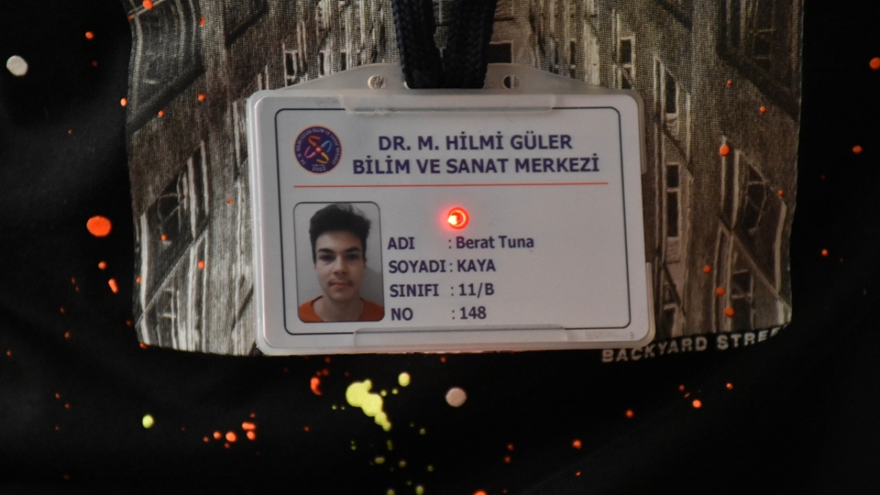 Arslan, ateş ölçümünün, kartlığın boyun ipine yerleştirilen sensör aracılığıyla yapıldığını dile getirerek, şunları kaydetti: