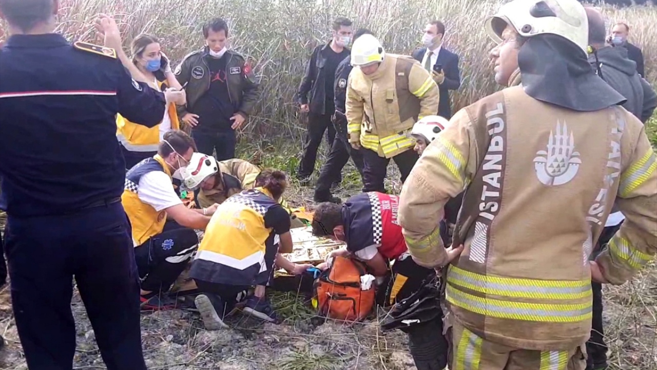 Kazada yaralanan pilot da uçağın içinden çıkarıldı. 