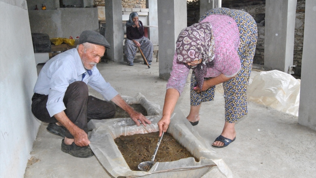 Bir süre sonra katılaşan karışım bıçakla kare şeklinde kesilerek çuvalların üzerinde kurumaya bırakıldı.