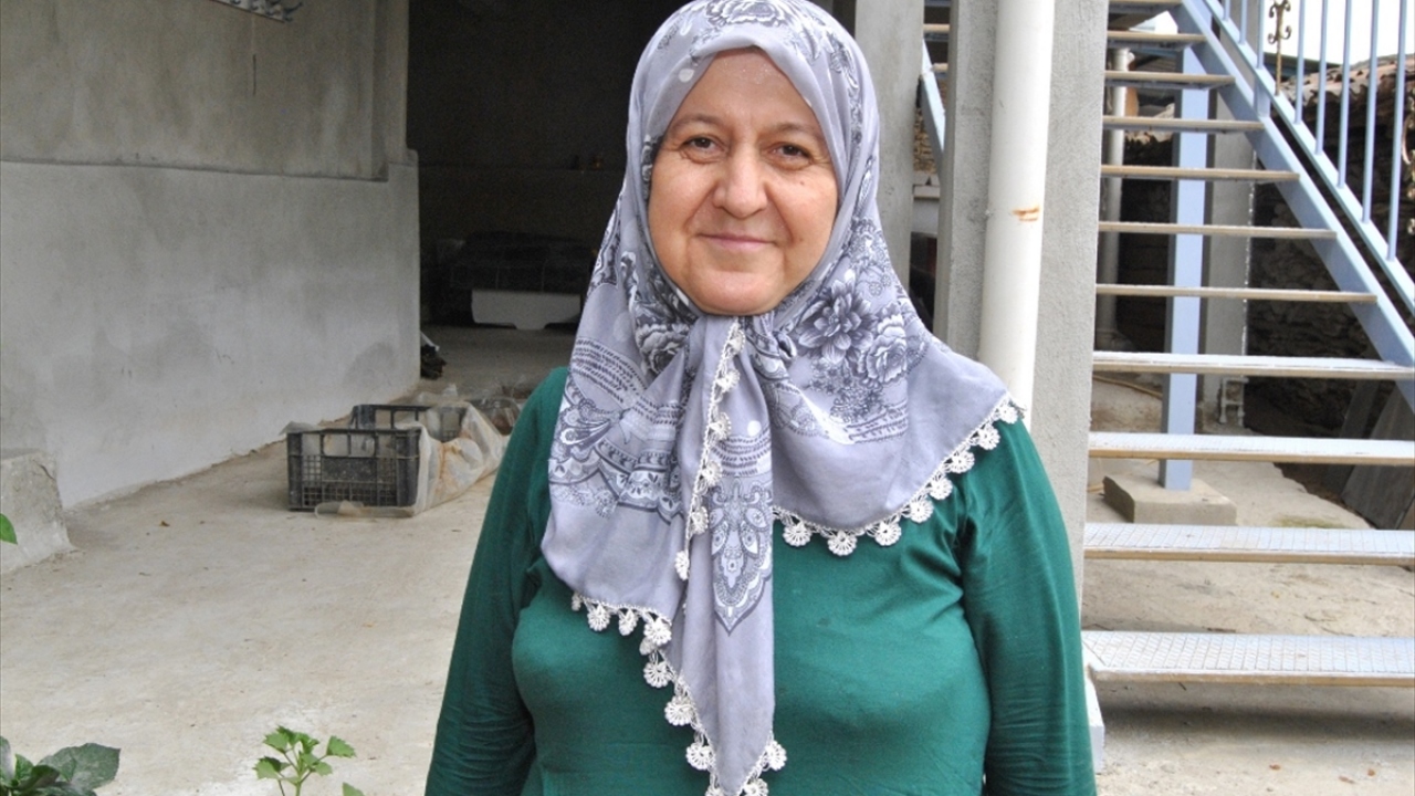 Sabun hazırlayan kadınlardan Leyla Göçen de öğrenci projesini hayata geçirmekten mutluluk duyduklarını ifade etti.