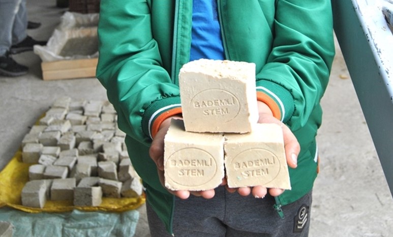 Öğrenci velilerinden Fatma Görgün ise örnek bir çalışmaya imza attıklarını, başarmanın gururunu yaşadıklarını söyledi.