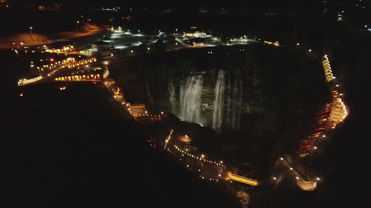 21 metre genişlik ve 48 metre yüksekliğe sahip, Türkiye`nin en büyük şelalesinde yapılan düzenlemeler ve şelalenin eşsiz manzarası drone ile havadan görüntülendi.