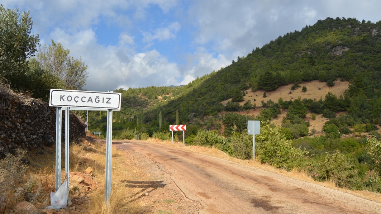 Mahalle muhtarı Bekir Samlı da mahallede yıllardır aynı sorunu yaşadıklarını söyledi.