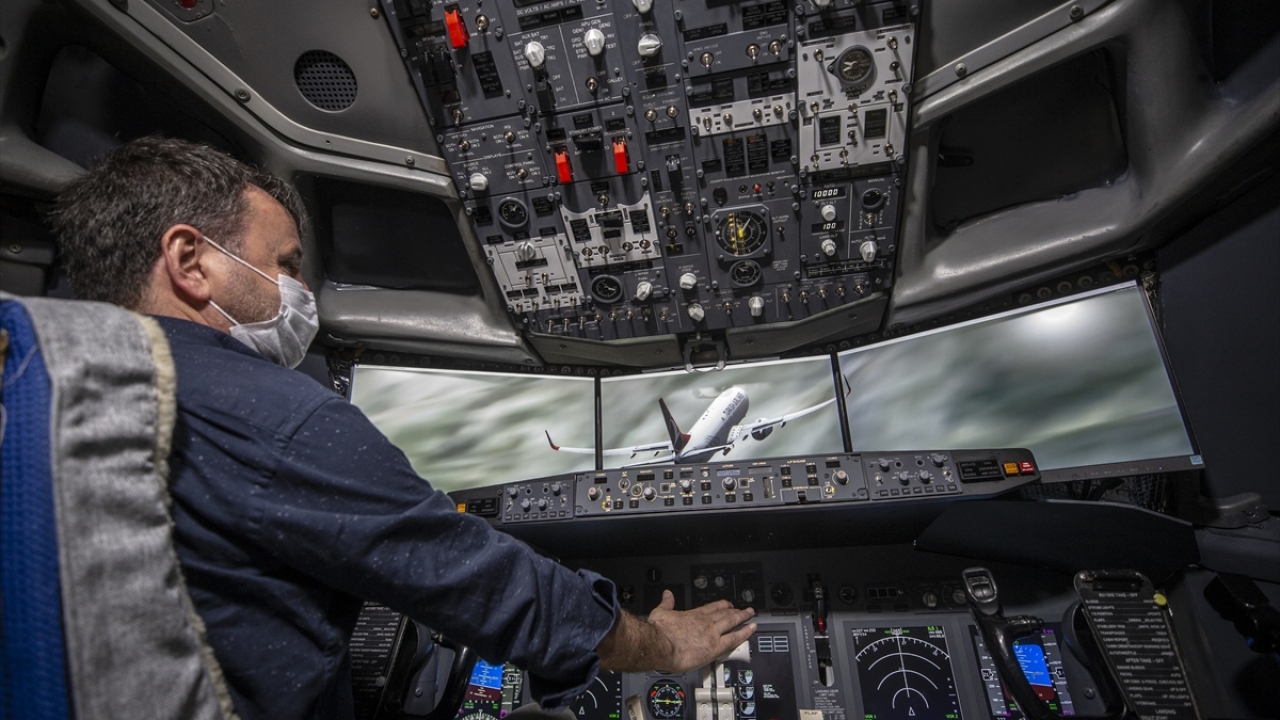 Okul Müdürü Haldun Çevik, gazetecilere, lisenin uçak bakım alanında tematik proje okulu olarak faaliyet gösterdiğini söyledi.