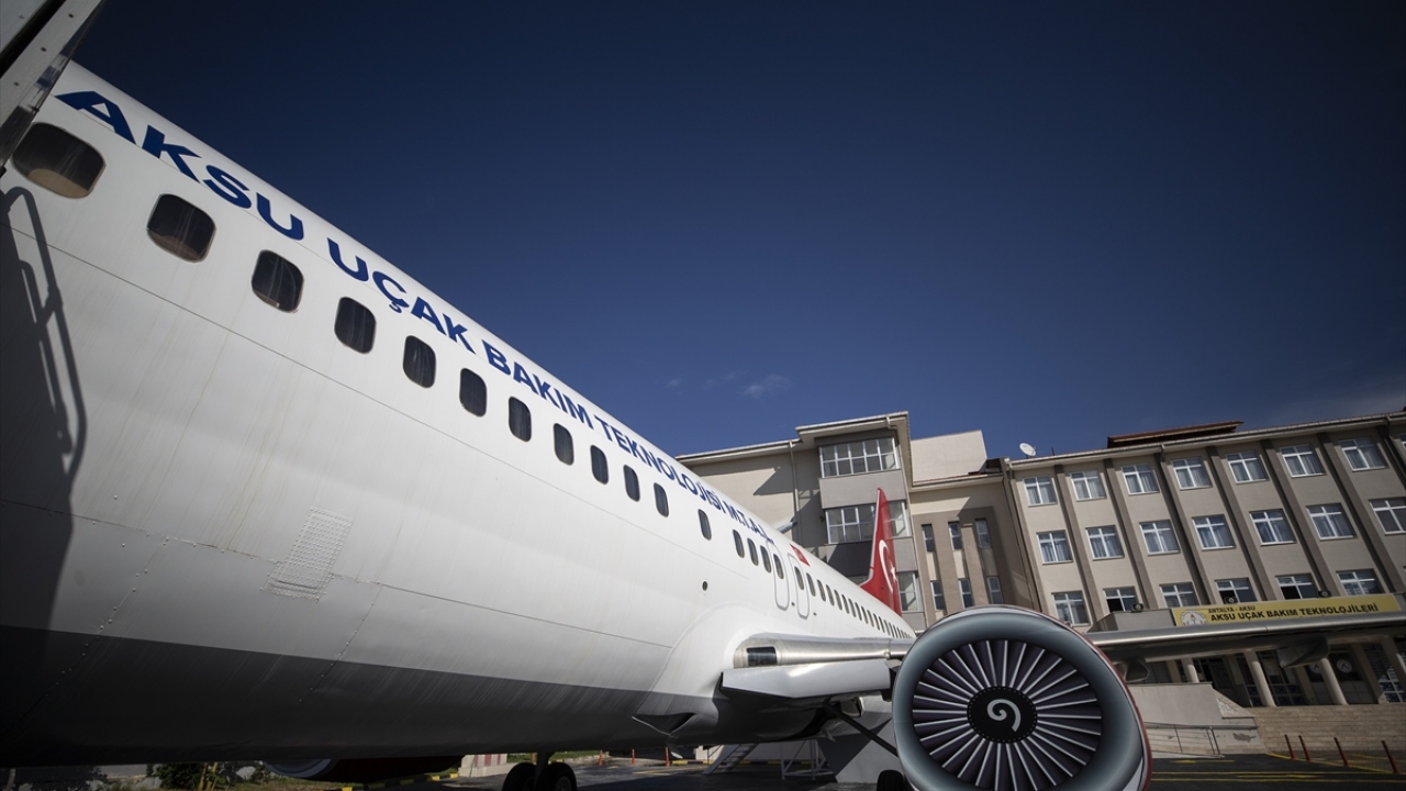 Bakan Çavuşoğlu`nun girişimleriyle bir hayırseverin satın aldığı uçağın okula hibe edilmesiyle okulun bahçesine taşınan uçağa, 8 aylık çalışmayla, kütüphane, müze ve mini sinema salonu kuruldu.