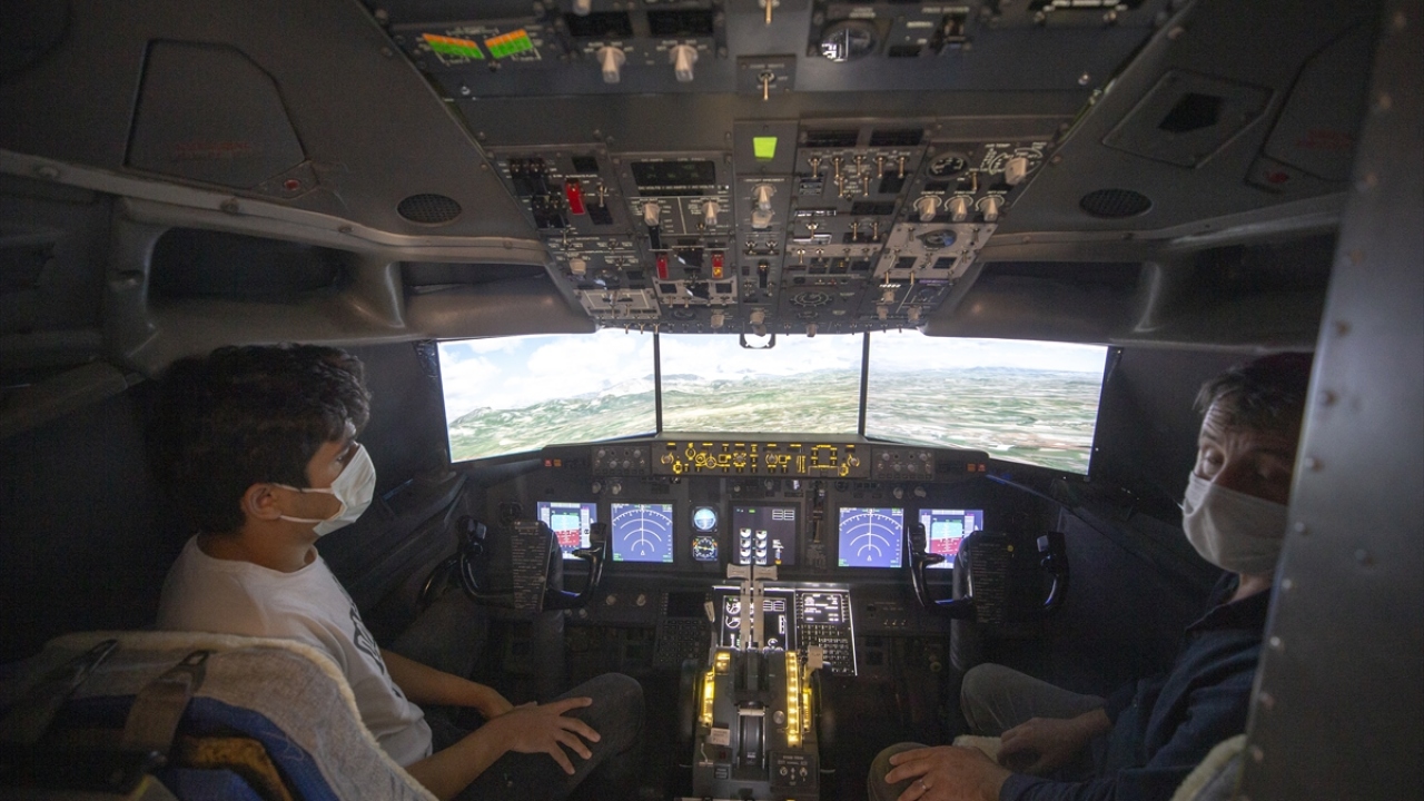 Uçağın yıkanması dahil tüm bakım onarım işleri, öğrenciler tarafından uzman eğitmenler gözetiminde gerçekleştiriliyor.