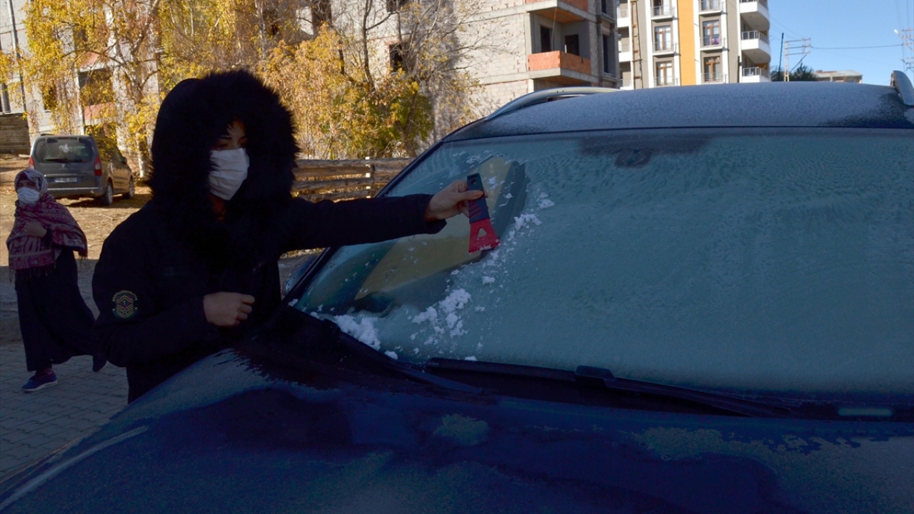 Vatandaşlar, araç camlarındaki kırağıyı kazıyarak temizledi.