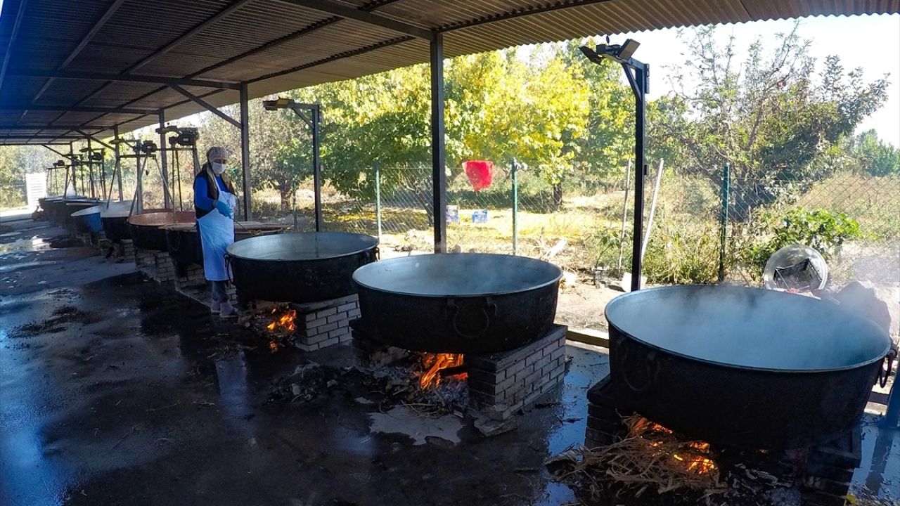 Küllük köyünde kurulan "Aras Doğa Köyü" isimli doğal üretim tesisinde, kentte tüketilen yöresel tatlar ev usulüyle üretiliyor. 