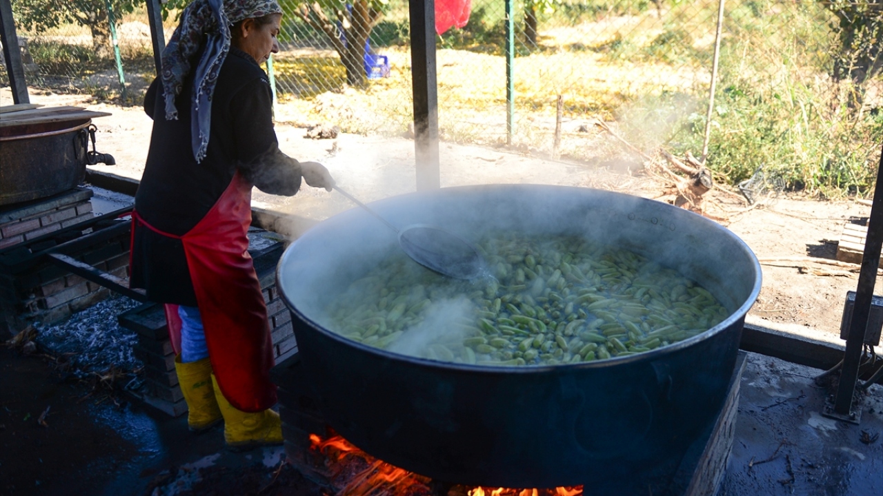 Tesiste çalışan üniversite öğrencisi Muhabbet Sinay da kendi ihtiyaçlarını karşılamak için bu işe girdiğini anlattı.