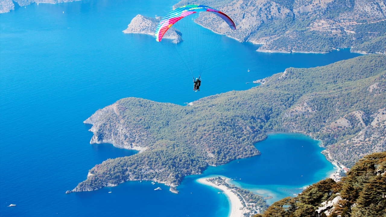 Ölüdeniz Mahallesi`ndeki 1965 rakımlı Babadağ, her yıl yamaç paraşütü yapmak isteyen binlerce yerli ve yabancı turisti ağırlıyor. 
