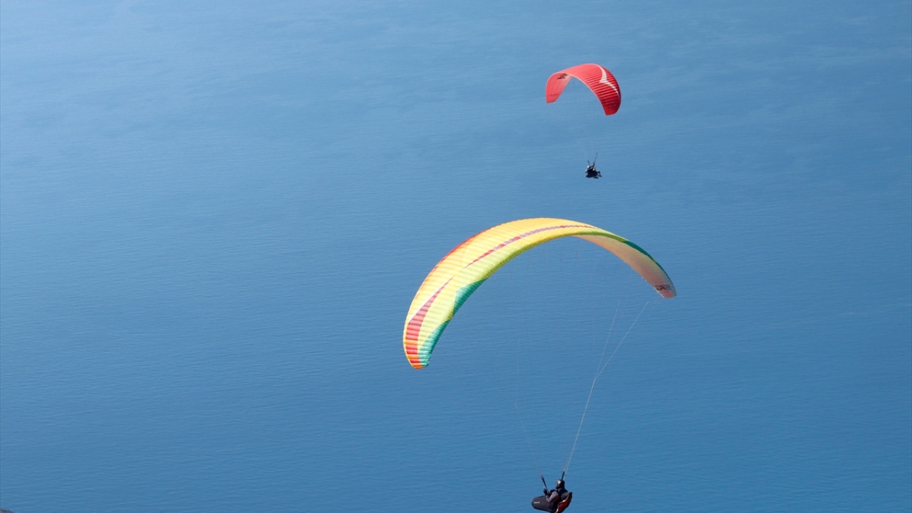 Babadağ`daki pistlerden yamaç paraşütleriyle havalanan tatilciler, Ölüdeniz`in muhteşem manzarasını kuş bakışı izleme fırsatı buluyor.